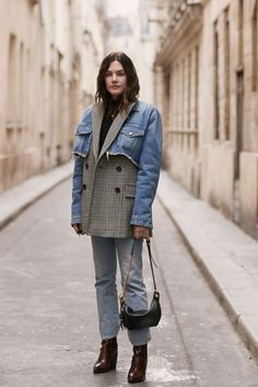 The Best Street Style Of Paris Fashion Week AW19 Street Style Denim, Jeans Petite, Jeans Street Style, Belle Silhouette, Quoi Porter, Denim On Denim, Paris Fashion Week Street Style