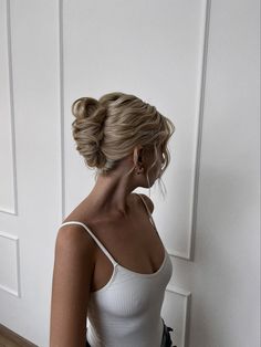 Wedding French Twist, French Twist With Veil Wedding, French Twist Updo Wedding, French Twist Curly Hair, Loose French Twist Wedding, Bridal French Twist With Veil, Bridal Hair French Twist With Veil, Curly Hair French Twist, Curly French Twist