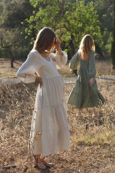 Style // The perfect oatmeal beige linen dress, the most beautiful cream dress for any occasion The Ava Dress is a tiered and flowy maxi dress that is both minimal and feminine in all the right ways. A square neck line and puffy long sleeves make it a perfect silhouette for a beautiful and elegant look. The elastic detailing on the back makes the Ava a versatile and comfortable dress to transition through every stage of womanhood, and yes you can wear it pregnant and postpartum too! Easily paire Cottagecore Maternity, Flowy Maternity Dress, Beige Linen Dress, Perfect Oatmeal, Puffy Long Sleeves, Boho Mama, Maternity Outfits, Pictures Poses, Trendy Maternity