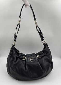 A black vintage Prada leather shoulder bag, with a chunky black leather shoulder strap and chunky silver Prada branded hardware. Inside the bag is lined with the iconic Prada nylon lining. There is also an internal zipped pocket for your valuables. In very good vintage condition, hardly worn. Prada Purse Outfit, Vintage Prada, Image Swag, Prada Nylon, Prada Leather, Pretty Bags, Mode Inspo, Black Vintage, Vintage Designer