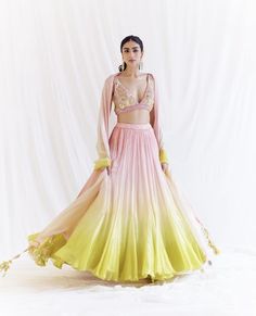 Indian Outfits Modern, Lengha Blouse Designs, Chaniya Choli Designs, Haldi Outfits, Choli Designs, Traditional Indian Outfits, Indian Bridal Dress, Designer Blouse Patterns, Saree Trends