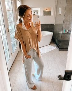 Cleaning Day Outfit, Western Lounge Wear, Lazy Day Outfits Spring, Lazy Lounge Outfit, Summer Cozy Outfit, Trendy Lounge Wear Outfit, Easy Comfy Outfits, Cozy Day Outfit, Comfy Cozy Outfits