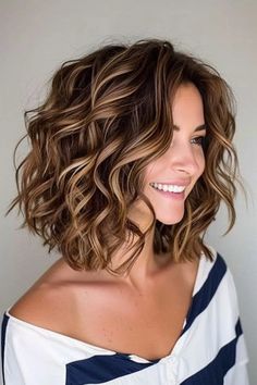 Pflegeleichte Frisuren: 63+ Styles für den Alltag - hairtastic.de Short Copper Hair, Hairstyles Balayage, Layered Curls, Balayage Technique, Hair Color Options, Brunette Hair With Highlights, Color And Texture, Long To Short Hair, Short Brown Hair