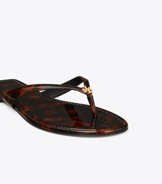 Fashion Sandals Flat, Tory Burch Flip Flops, Thrifted Outfits, Tory Burch Sandals, Footwear Design Women, Designer Sandals, Handbag Shoes, Sandal Fashion, Product Name