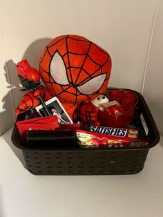 Boyfriends Gift Baskets, Marvel Gift Ideas For Boyfriend, Spider Man Boyfriend Gifts, Marvel Gift For Boyfriend, Brother Birthday Basket, Football Bf Basket, Spiderman Boo Basket, Bf Birthday Basket Ideas, Gift Ideas For Masc Gf