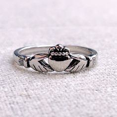 Silver Claddagh Irish Love Ring Size 6 Brand New A Claddagh Ring Is A Traditional Irish Ring In Which A Heart Represents Love, The Crown Stands For Loyalty, And Two Clasped Hands Symbolize Friendship. Irish Love, Clasped Hands, Irish Ring, Pear Wedding Ring, Silver Claddagh Ring, Unique Rings Vintage, Silver Flower Ring, Silicone Wedding Rings, Stackable Rings Silver