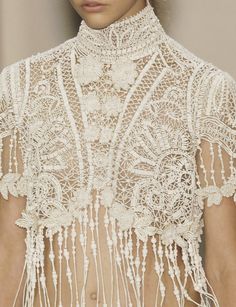 Arte, arte de encaje de brujas. Couture Embellishment, Gaultier Couture, Jean Paul Gaultier Haute Couture, Paul Gaultier Spring, Linens And Lace, Pearl And Lace, Couture Details, Irish Lace, Irish Crochet