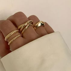 hab euch einen sehr ähnlichen ring verlinkt ☺️ #rings #ring #ringe #jewelry #schmuck #gold #golden *affiliate Rings Aesthetic, Daisy Jewelry, Jewelry Ads, Dope Jewelry, Classy Jewelry, Stacked Jewelry, Jewelry Lookbook, Hand Jewelry