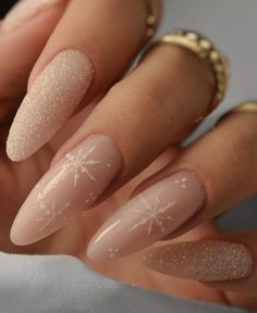 Wedding Nails Christmas, Christmas Nails Beige, Winter Bridal Nails, Subtle Xmas Nails, Holiday Neutral Nails, Soft Christmas Nails, Beige Christmas Nails, December 2024 Nails, Light Christmas Nails