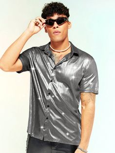 Prata Festa Collar Manga Curta Tecido Simples Camisa Embellished Elasticidade Baixa Glitter Party Outfit, Euphoria Men, Party Dress Codes, Silver Shirt, Silver Outfits, Sparkly Outfits, Satin Shirts