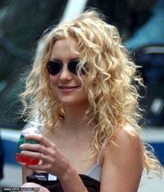 Champagne Blond, Long Layered Curly Hair, Blonde Afro, Layered Curly Hair, Curly Hair Photos, Medium Curly Hair Styles, Haircuts For Curly Hair, Strawberry Blonde