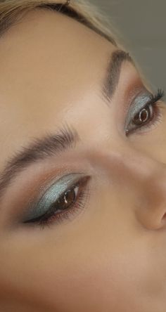 Eye Makeup With Teal Dress, Turquoise Eye Makeup Aqua Blue, Aqua Green Makeup Looks, Aqua Makeup Turquoise, Blue Teal Eyeshadow, Teal And Silver Makeup Looks, Makeup With Ice Blue Dress, Prom Makeup Looks For Teal Dress, Turquoise Dress Makeup Ideas