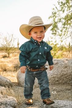 #cowboykid #cowboy #cowboyphotography #arizonaphotography #westernphotography #westernlifestyle Western Toddler Girl Outfit, Little Country Boy, Toddler Western Outfit Boy, Boys Cowboy Outfit, Boys Country Outfits, Kids Cowboy Outfit, Baby Western Outfit Boy