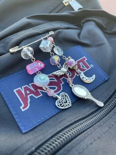 Cute small safety pin clip to put on your backpacks! Perfect for decorating your backpack or bag for going out ♡ Bag Pins Aesthetic, Cute Pins For Backpacks, Pins For Backpacks, Backpack Charms, Tattoo Dress, Ita Bags, Backpack Pins, Bag Pins, Backpack Charm