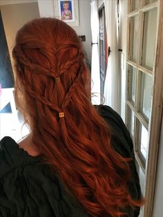 These braids remind me of Sansa Stark  #HalfUpHair #GameofThrones #Hair #Braids #SansaStarkHair #RedHair Sansa Stark Hair, Inspired Hairstyles, Celtic Hair, Medieval Hairstyles, Sansa Stark, Grunge Hair, Ginger Hair, Httyd