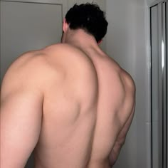 Back Muscles Male Aesthetic, Big Boy Aesthetic, Beefy Guys, Gym Men Motivation, Muscular Back, Dream Physique, Muscular Man, Gym Guys, Le Male