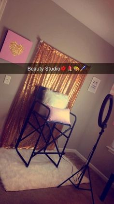 Makeup Backdrop Ideas, Small Beauty Room Ideas, Small Makeup Studio Decor, Makeup Artist Room, Youtube Room, Makeup Studio Ideas, Makeup Room Decor