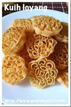 some kind of food on a plate with words in the middle that read kuih loyang