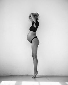 Pregnancy Photo Shoot, Maternity Photoshoot Outfits, Maternity Studio