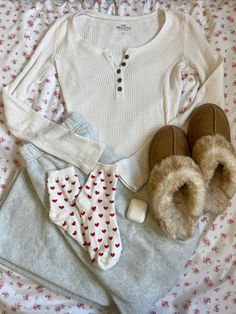 #coquette #heartsocks #relaxing #coquetteaesthetic #coquettestyle Coquette Sweatpants Outfit, Cozy Coquette, Chilly Weather Outfits, Outfit Inspo Casual, Cute Preppy Outfits, Chill Outfits, Causual Outfits, Simple Trendy Outfits, Basic Outfits