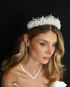 This exquisite Crystal Tiaras is a true masterpiece, handcrafted with the finest materials to make you feel like a princess on your special day. The Wedding Tiara features stunning white pearl beads, delicately arranged in a pattern that resembles slender crystals extending like branches, and dazzling rhinestones that sparkle and shine like diamonds. The intricate design is carefully crafted to create a bold, yet elegant look that complements any wedding dress. The Wedding Tiara is made of high- Bridal Crown And Veil, Wedding Hairstyles With Headband, Tiara Floral, Crystal Wedding Tiaras, Crystal Crown Wedding, Wedding Hair Wreath, Hair Wreaths, Headpiece Bridal, Diamond Tiara