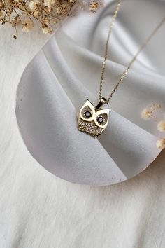 ABOUT PRODUCT 14K Gold Owl with Diamond Necklace, Diamond Night Owl Pendant Necklace, Dainty Gold Owl Necklace, Diamond Necklace, Gift for Her This 14K gold owl necklace is beautifully designed and hand crafted with our associates to make this a special gift for your loved ones. Knowing the value of our customers. We prepare each piece with extra care and attention. ITEM DETAILS Material: 14K Gold Approx: 2,10 gr Only Pendant: 1,20 gr Available colors: Gold, Rose Gold, White Gold Available Sizes Diamond Necklace Gift, Gold Owl, Owl Pendant Necklace, Pretty Jewelry Necklaces, Gold Animals, Zierlicher Ring, Stacked Necklaces, Solid Gold Necklace, Owl Necklace