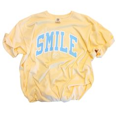 Smiley Face Tshirt Smile T shirt Preppy Clothes Preppy Outfits Trendy Clothes Trendy Tshirt Beach Shirt Oversized Tshirt Comfort Colors 📦 FREE SHIPPING on orders $35 or more to US shoppers 🛒Our unisex Smiley Face T-Shirts are a soft relaxed/loose fitting t-shirt perfect for summer and lounging at the beach or around the house. 👕Brand = Comfort Colors 🧵Fabric = 100% Cotton ✂️Design = Heat-applied vinyl (Blue Sky & White) 🎨Color = Butter (Colors will vary from computer to computer and mon Clothes Preppy, Oversized Shirt Outfit, Oversize Tshirt Outfits, Smiley Face Tshirt, Women Tshirts, Preppy Shirt, Womens Outfit, Tshirt Outfit, Preppy Clothes