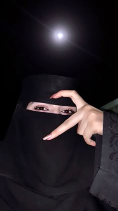 Nakab Dp, Arabic Niqab, Hijabi Pics, Niqab Aesthetic, Arabic Girl, Arabian Women, Womens Trendy Dresses, Aesthetic Grunge Outfit, Back Hand Mehndi Designs