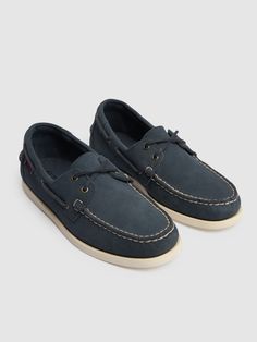 Leather upper. Lace-up closure. Leather insole. Non-marking anti-slip rubber sole Leather Boat Shoes, Navy Man, Sports Sweatshirts, Crossbody Messenger Bag, Sports Accessories, Sports Brands, Swim Accessories, Sport Watches, Sport Bag