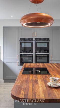 A grey kitchen with a wooden worktop, getting ready to host a party. Luxurious Kitchens, British Kitchen, Light Grey Kitchens, Grey Kitchen Designs, Kitchen Manufacturers, Kitchen Showroom, Uk Kitchen