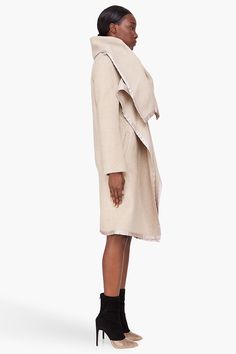 Beige Blanket, Daily Fashion Outfits, Overcoat Jacket, Blanket Coat, Snow Outfit, Knitted Coat, Victor Hugo, Martin Margiela, Street Style Outfit