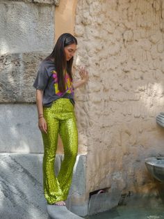 Pantalon en sequin vert pomme à la coupe patte d’eph Taille haute et élastique Le pantalon est doublé 100% polyester Stephanie mesure 1m56 et porte la taille 1 Glitter Pants, Pull Sweat, Podcast, Sequin, Glitter, Crochet, Pants, Trousers