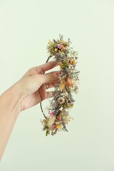 ✿Petite Dried flowers Crown is a Unique Delicate piece, a beautiful keepsake for your special moments. She is completely a touch of nature surrounded by all neutral dried flowers one by one. This rustic look completed with french lavenders, dried thistles, preserved boxwood, dried nigella flowers, white floral buttons including white dried ammobium flowers. Anything you can ask for your wedding day intertwined together within this floral arrangement. Size: It's so lightweight and comfortable; th Flower Girl Hair Piece, Boho Floral Crown, Baby Breath Flower Crown, Flower Headband Wedding, Floral Headpiece Wedding, Flower Crown Bridesmaid, Flower Headpiece Wedding, Flowers Crown, Floral Crown Wedding