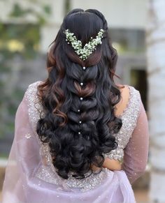 Traditional Long Hairstyles, Baby Mehndi, Blouse Painting, Indian Invitation, Reception Hairstyles, Hairstyles For Gowns, Hair Style On Saree, Venus Of Willendorf, Saree Hairstyles