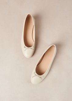 Cream ballet flats Ballet flats don’t get more classic than the Oriana. They’re shaped from cream leather with a slip-on silhouette, then trimmed along the topline and embellished with bows at the almond toe. Cream Ballet Flats Outfit, Ivory Ballet Flats, Cream Ballet Flats, Student Outfit, White Ballet Flats, Cream Flats, Vegan Boots, Color Crema, Sustainable Leather