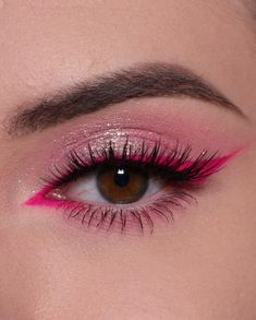 Barbiecore Aesthetic Makeup, Summer Eyeliner Looks, Pink Stage Makeup, Flamingo Makeup, Peach Prc, Teknik Makeup, Shower Makeup, Eye Makeup Images, Prom Eye Makeup