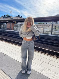 Clothes Astethic Vintage, January Outfits 2024, Winter Fit Aesthetic, Clean Copenhagen Style, Basic Winter Fits, Stocholms Style Girl, Scandivanian Style, Celebration Outfit, Outfit Inspo Aesthetic Casual