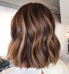 Balyage Short Hair Caramel, Caramel Hair Short Bob, Short Balayage Hair Brown Caramel, Long Bob Caramel Balayage, Balayage Hair Brown Short, Carmel Highlights And Lowlights On Brown Hair, Straight Hair Highlights Blonde, Blended Caramel Highlights, Hair Colour Trends 2023 Brunette