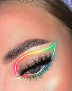 Colored Eyeliner Makeup Looks, Purple Graphic Liner Looks, Graffic Liner Make Up, Rainbow Liner Makeup, Neon Rave Makeup Ideas, Easy Makeup Ideas For Beginners Colorful, Cute Graphic Liner Looks, Neon Eyeliner Makeup, Extra Makeup Ideas