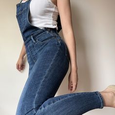 OVERALLS

Dark wash Levi’s overalls. Super flattering. Fitted 


waist:13” 
Inseam: 25.5” Levis Overalls, Women's Overalls, Overalls Women, Overalls