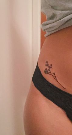 10 tatuajes de flores que te harán ver más femenina - Mujer de 10 Tato Minimal, Model Tattoo, Female Tattoos, Small Flower Tattoos, Jesus Tattoo, Inspiration Tattoos, Small Girl Tattoos, Cat Tattoos