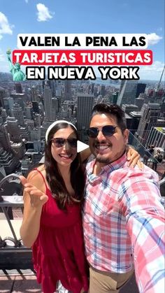 a man and woman taking a selfie in front of a cityscape with the caption'valen la pena las tarjeta turisticas en nuestas en new york