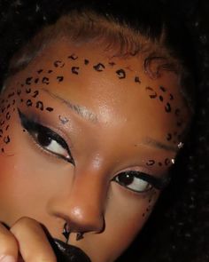 xx_lapinkb4rbie Halloween Inspo Black Women, Cat Makeup Black Women, Horrible Makeup Looks, Black Halloween Face Makeup, Black Panther Makeup Halloween, Black Cat Costume Makeup, Cheetah Costume Black Women, Black Halloween Makeup Looks, Easy Leopard Makeup