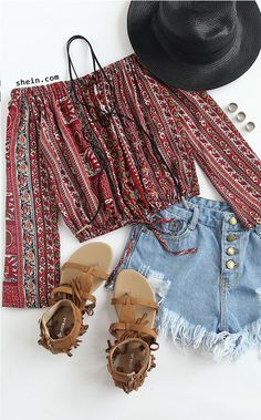 Off the shoulder tops and frayed denim shorts make for the perfect festival outfit combo Clothes For Women Summer, Looks Hippie, A M, I N, Frayed Denim, Shoulder Tops