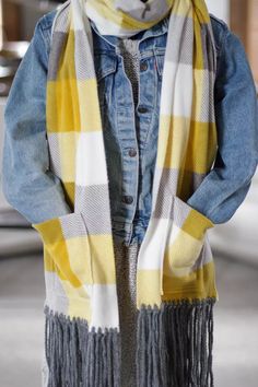 DIY No-Sew Fleece Fringe Scarf Fleece Scarves Diy, Fleece Scarf Diy, Fleece Hooded Scarf Pattern Free, Pocket Scarf Pattern, Diy Scarves, Fleece Scarves