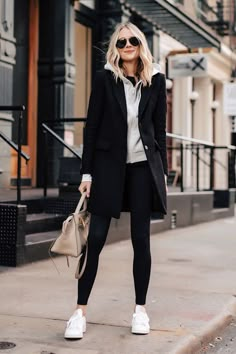 Sneakers With Coat Outfit, New York Street Style Autumn, White Adidas Hat Outfit, How To Style Leggings With Sneakers, Comfy Outfits Street Style, Black Coatagin Outfit, Fall New York Outfits Street Style, New York Women Street Style, Styling Black Coat