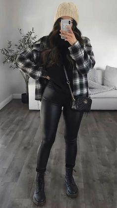 Chunky Outfit Ideas, Comfortable Going Out Outfits, Flannel Women’s Outfit, Cozy Christmas Outfits For Women, Outfits With Fur Coat, 2024 Winter Outfits Trends, Winter Outfits With Leather Pants, Winter Outfits 2024 Women Trends, All Black Christmas Outfit