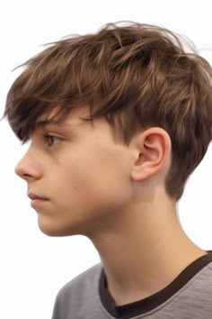 The angular fringe is an up-to-date and fashionable haircut that brings a twist to your appearance. With a mid fade on the sides, it emphasizes the fringe making it the focal point of attention. Click here to check out more trendiest boys haircuts for school. Hair Cuts For Teen Boys Short, Boy’s Short Haircut, Long Boy Hair Cuts Straight Hair, Boys Floppy Haircut, Boys Textured Fringe Haircut, Boys Hair Long Top Short Sides, Longish Boys Haircut, Short Boy Hair Cut For Boys, Boy Fringe Haircut