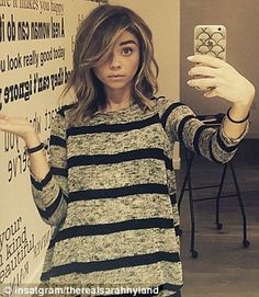 Sharing the transition: Hyland documented her hair adventure with selfies she posted on Instagram as she went from shoulder-length hair to a chin-hugging bob Long Bob Ideas, Hairstyles Long Bob, Short Side Bangs, Hair Ideas Short, Dominic Sherwood, Tousled Bob, The Modern Family, Sarah Hyland, With Boyfriend