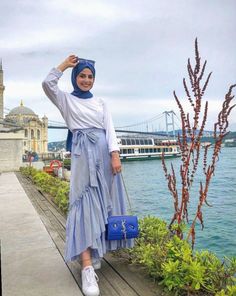 Teenage Summer, Rok Midi, Rok Mini, Hijab Style Casual, Casual Skirt Outfits, Pretty Scarves, Hijabi Outfits Casual, Muslim Fashion Outfits